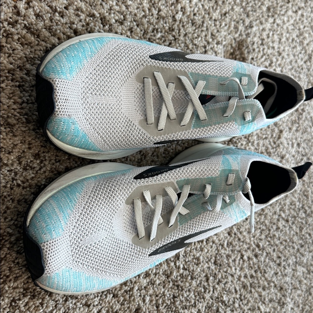 Brooks Energize Neutral White and Blue Athletic Shoes. Size 8.5